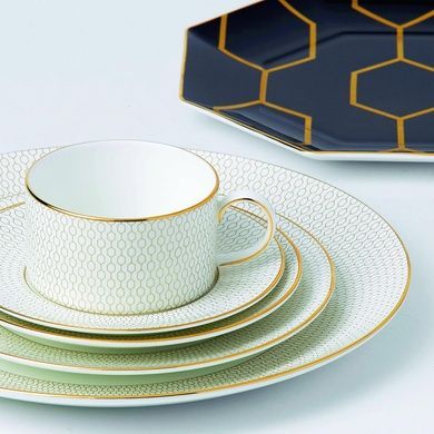 Тарілка десертна Wedgwood Gio Gold 23 см чорна фото