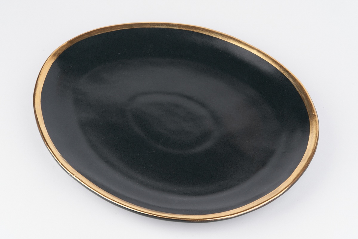 Тарелка обеденная DCeramics овальная черная матовая с золотом фото